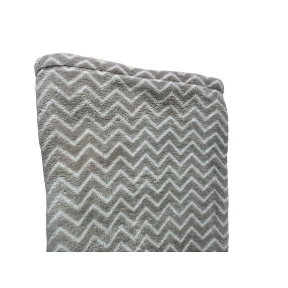 Circo Throw Gray Chevron Pattern 60”" x 45”Polyester Soft & Cozy 19b - Picture 2 of 7